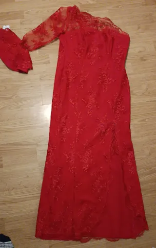 Vestido de fiesta rojo con encaje