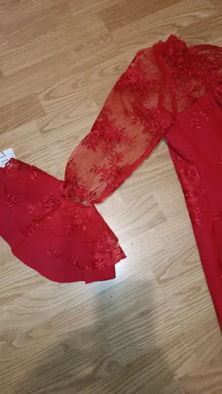 Vestido de fiesta rojo con encaje