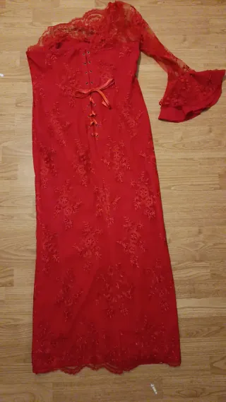 Vestido de fiesta rojo con encaje
