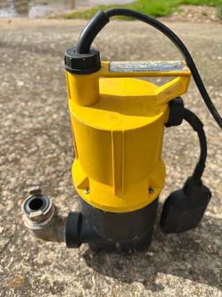 Bomba de agua sumergible amarilla