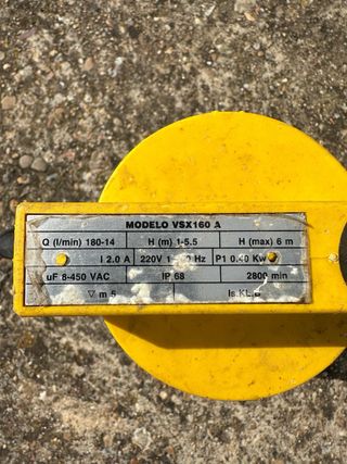 Bomba de agua sumergible amarilla