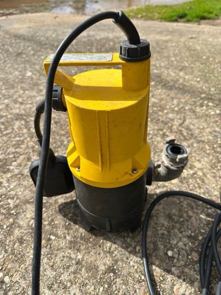 Bomba de agua sumergible amarilla