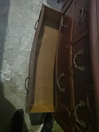 Cómoda antigua de madera