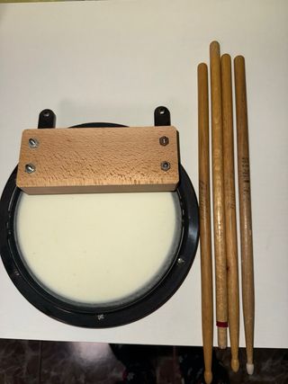 Pad de práctica y baquetas