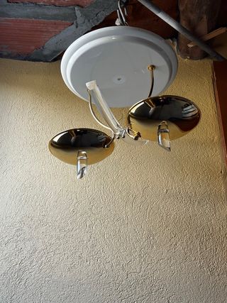 Lámpara colgante dorada y blanca