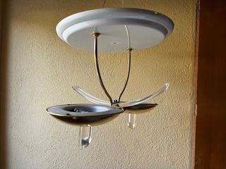 Lámpara colgante dorada y blanca