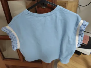 Top azul com mangas com babados