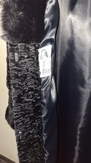 Abrigo largo, imitación astracán negro.