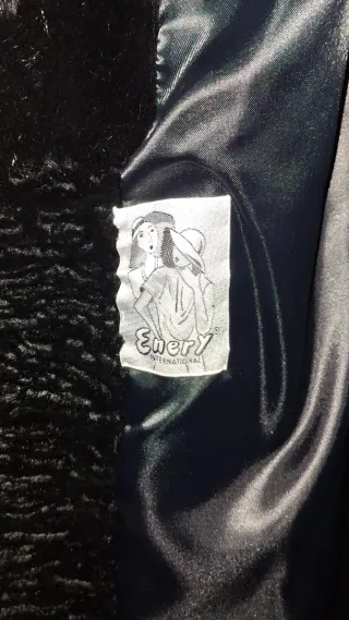 Abrigo largo, imitación astracán negro.
