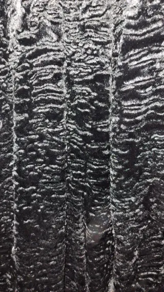 Abrigo largo, imitación astracán negro.