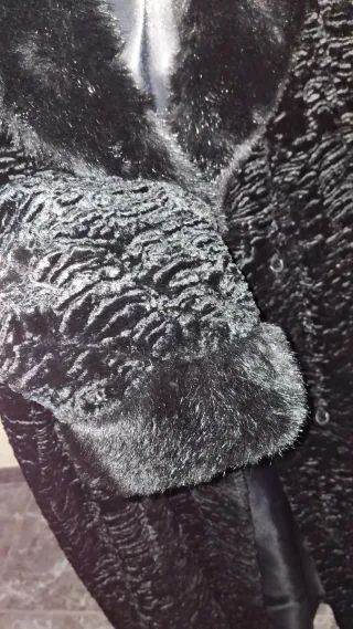 Abrigo largo, imitación astracán negro.