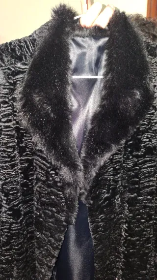 Abrigo largo, imitación astracán negro.