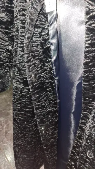 Abrigo largo, imitación astracán negro.