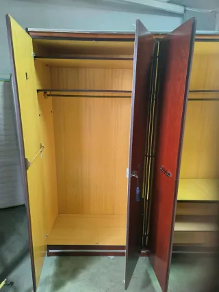 Armario de madera marrón rojizo