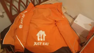 Pack Just Eat: Mochila, Casco, Abrigo y Pantalones
