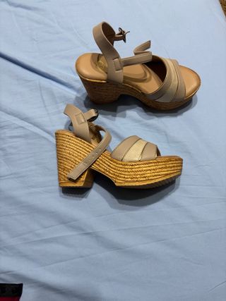 Sandalias cuña beige y doradas sin estrenar