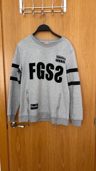 Sudadera polar gris con cremalleras