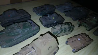 Lotto di 17 carri armati di piombo