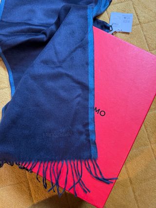Bufanda Ferragamo Azul Marino y Petróleo