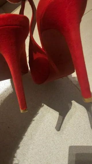 Zapatos de tacón rojos