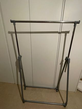 Perchero elevable – Práctico y funcional