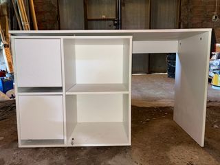 Escritorio infantil blanco con estanterías