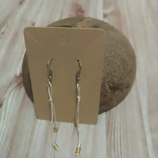 Pendientes largos blancos con detalles rojos