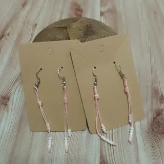 Pendientes largos blancos con detalles rojos