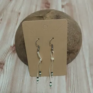 Pendientes largos blancos con detalles rojos