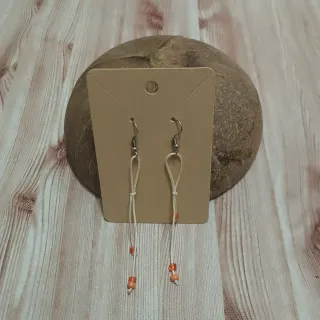 Pendientes largos blancos con detalles rojos