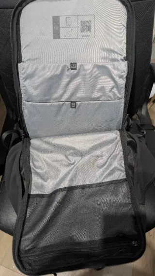 Mochila Quechua 35 L Negra y Gris