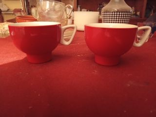 Tazas vintage rojas y blancas