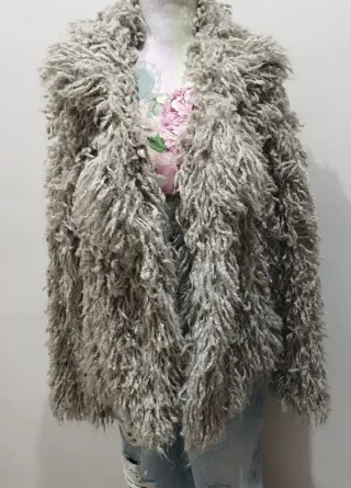 Abrigo corto efecto pelo. Zara