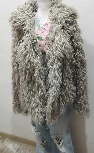 Abrigo corto efecto pelo. Zara