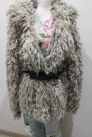 Abrigo corto efecto pelo. Zara