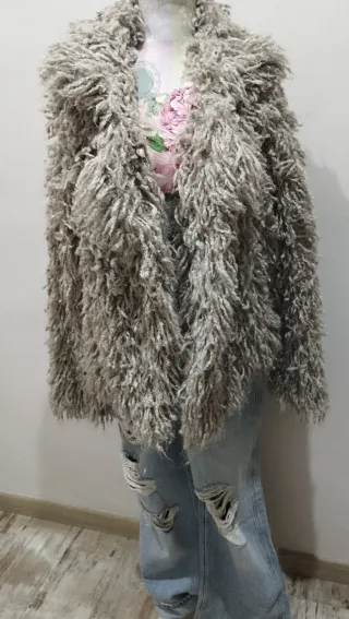 Abrigo corto efecto pelo. Zara