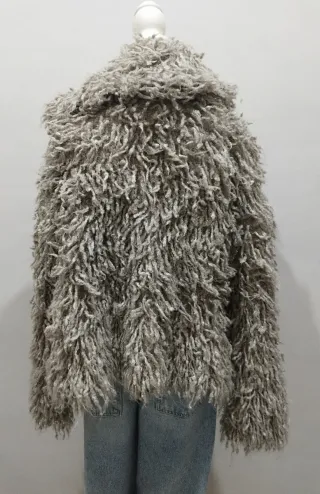 Abrigo corto efecto pelo. Zara