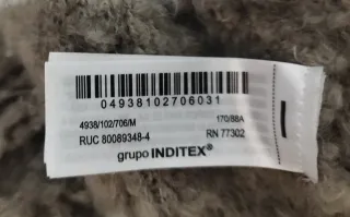 Abrigo corto efecto pelo. Zara