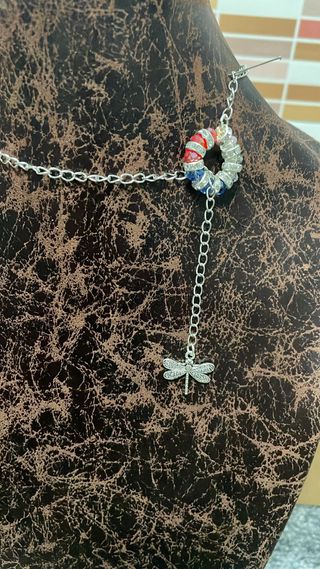 Collar de bisutería con colgante de libélula