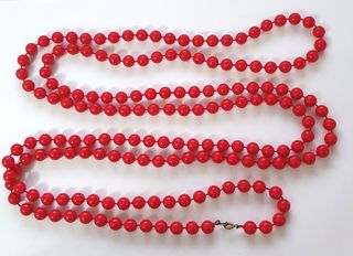 Lunga Collana di perle vintage colore rosso
