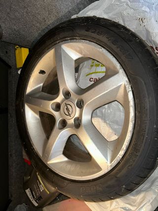 Llanta Opel en  17” con neumático 225/45R17 al 90%