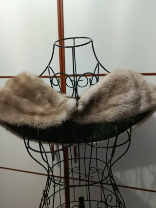 Collo di pelliccia beige e marrone