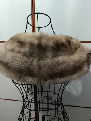 Collo di pelliccia beige e marrone