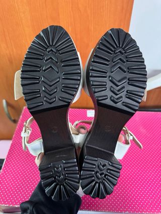 Sandalias blancas con tacón y hebilla dorada