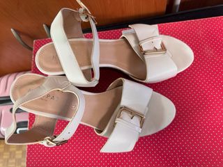 Sandalias blancas con tacón y hebilla dorada