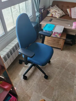 Silla de oficina Topstar azul y negra Con apoyabr