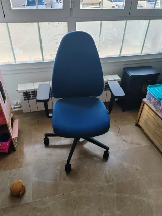 Silla de oficina Topstar azul y negra Con apoyabr