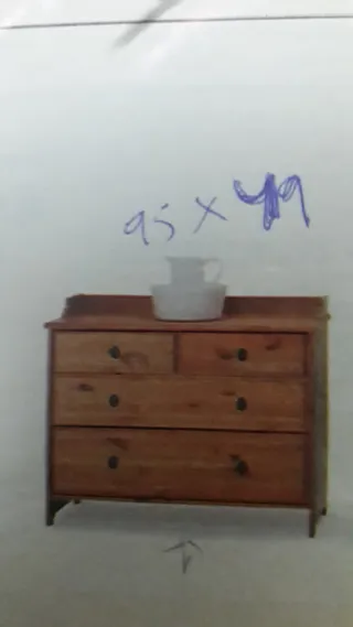 Cómoda y 2 mesitas de noche de madera a juego.