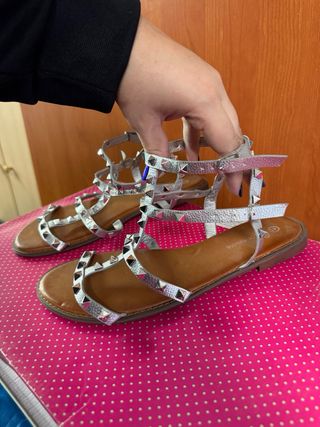 Sandalias tachuelas