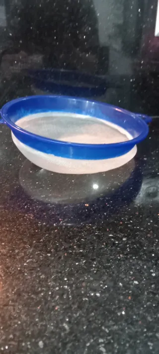 Colador azul para cocina